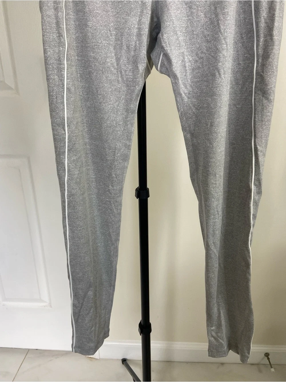 ALO Yoga Gray Heathered Leggings with White Piping